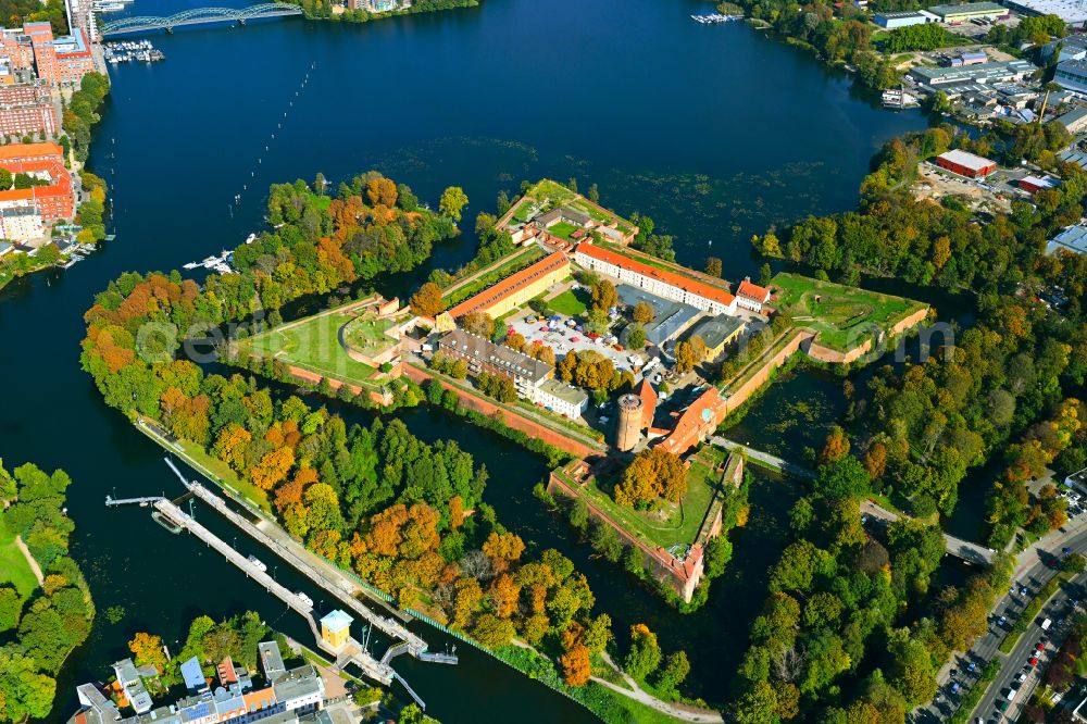 Aerial photograph Berlin - Autumnal discolored vegetation view fortress complex Zitadelle Spandau with a star-shaped park on the Juliusturm in the district Haselhorst in Berlin, Germany