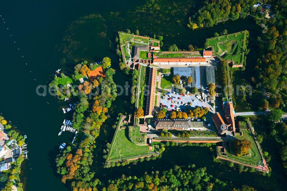 Aerial photograph Berlin - Autumnal discolored vegetation view fortress complex Zitadelle Spandau with a star-shaped park on the Juliusturm in the district Haselhorst in Berlin, Germany