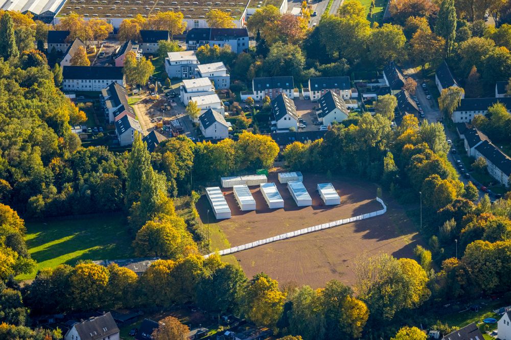 Bottrop from the bird's eye view: Autumnal discolored vegetation view container settlement as temporary shelter and reception center for refugees on a former sports field on street Schellingstrasse in the district Eigen in Bottrop at Ruhrgebiet in the state North Rhine-Westphalia, Germany