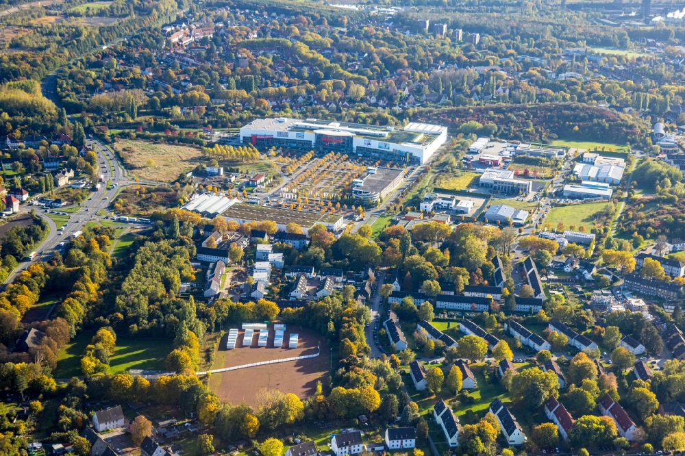 Aerial photograph Bottrop - Autumnal discolored vegetation view container settlement as temporary shelter and reception center for refugees on a former sports field on street Schellingstrasse in the district Eigen in Bottrop at Ruhrgebiet in the state North Rhine-Westphalia, Germany