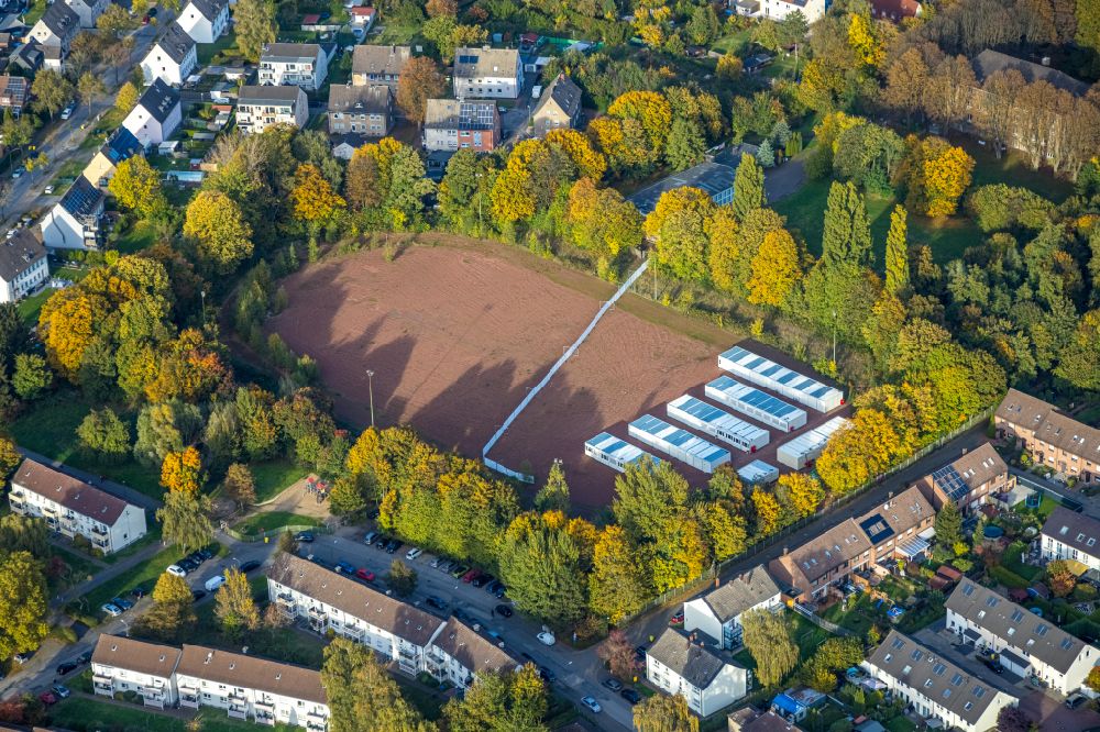 Bottrop from above - Autumnal discolored vegetation view container settlement as temporary shelter and reception center for refugees on a former sports field on street Schellingstrasse in the district Eigen in Bottrop at Ruhrgebiet in the state North Rhine-Westphalia, Germany