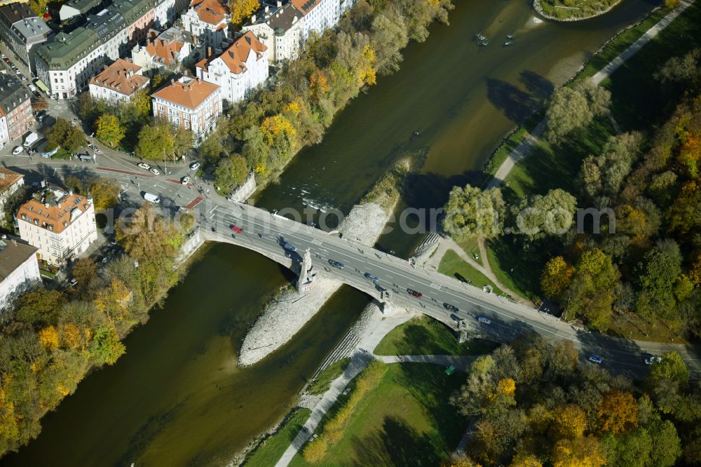 Aerial image München - Autumnal discolored vegetation view river - bridge construction Wittelsbacher Bruecke about the Isar in the district Ludwigsvorstadt-Isarvorstadt in Munich in the state Bavaria, Germany