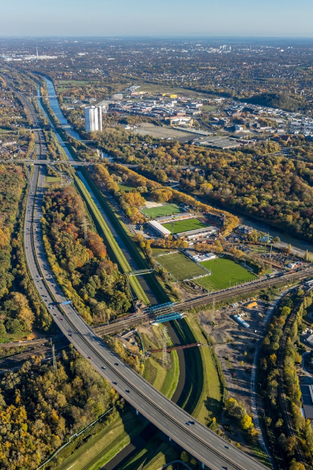Aerial image Oberhausen - Autumnal discolored vegetation view riparian zones on the course of the river of the Emscher overlooking the football stadium Stadion Niederrhein of the club SC Rot-Weiss Oberhausen e.V. on Lindnerstrasse in Oberhausen in the state North Rhine-Westphalia, Germany