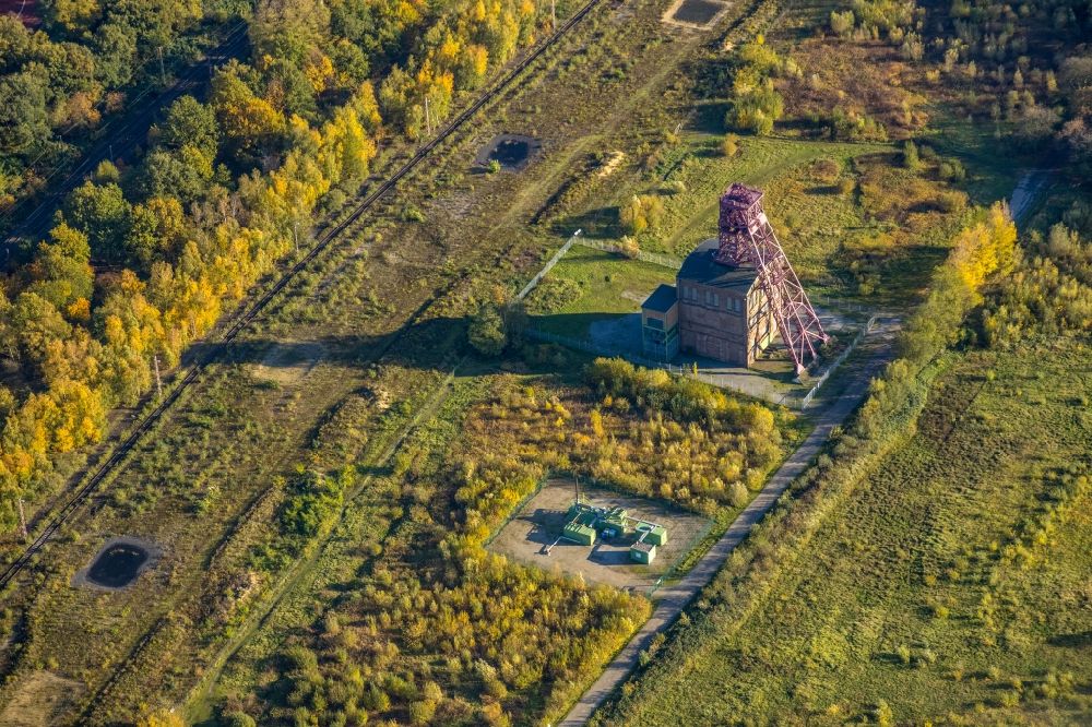 Oberhausen from the bird's eye view: Autumnal discolored vegetation view conveyors and mining pits at the headframe of the historic mining tower Schacht 1 Zeche Sterkrade on Von-Trotha-Strasse in the district Weierheide in Oberhausen in the state North Rhine-Westphalia, Germany