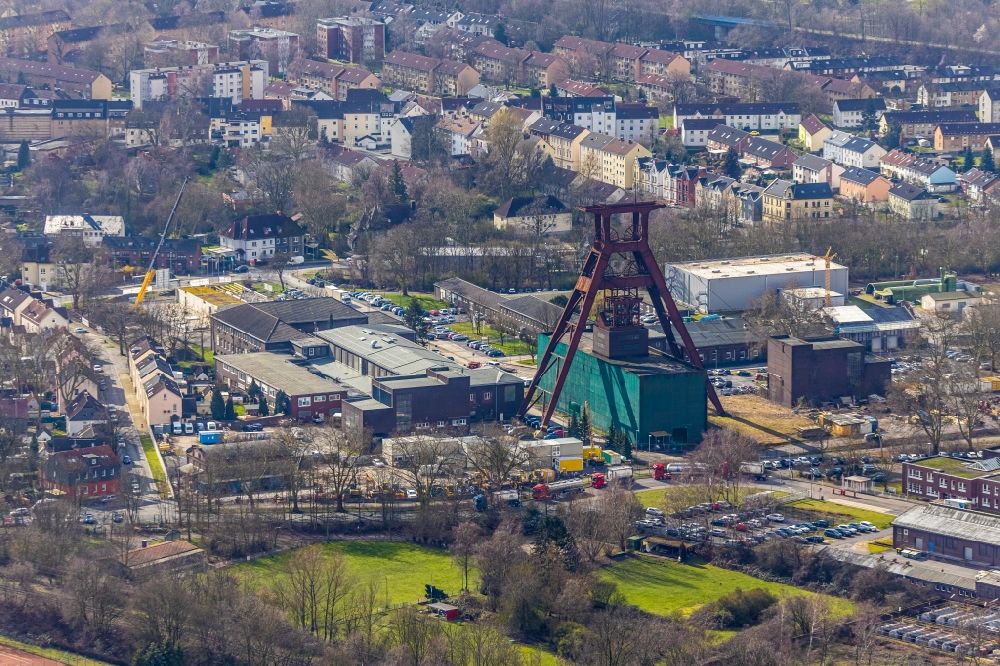 Herne from the bird's eye view: Autumnal discolored vegetation view conveyors and mining pits at the headframe of Zeche Pluto in the district Wanne-Eickel in Herne in the state North Rhine-Westphalia, Germany