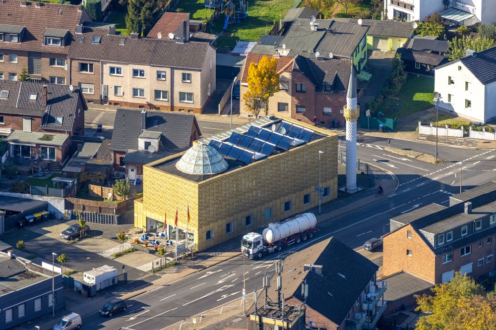 Moers from the bird's eye view: Autumnal discolored vegetation view building of the mosque Kocatepe Camii on street Roemerstrasse in Moers in the state North Rhine-Westphalia, Germany