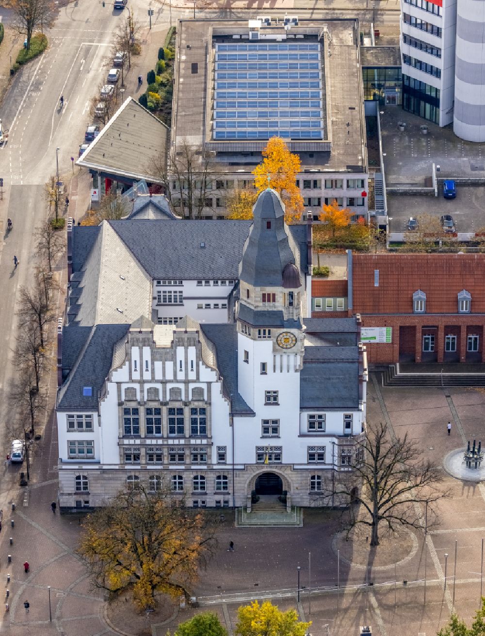 Gladbeck from above - Autumnal discolored vegetation view town Hall building of the city administration on Willy-Brand-Platz in Gladbeck at Ruhrgebiet in the state North Rhine-Westphalia, Germany
