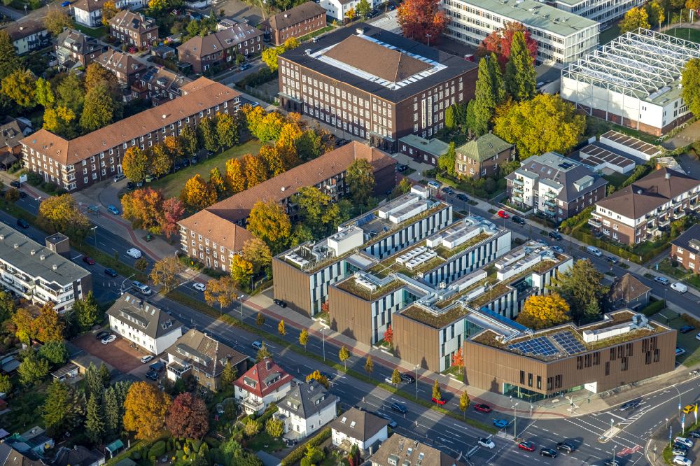Bottrop from the bird's eye view: Autumnal discolored vegetation view building complex of the university Hochschule Ruhr West on Hans-Sachs-Strasse in the district Stadtmitte in Bottrop at Ruhrgebiet in the state North Rhine-Westphalia, Germany