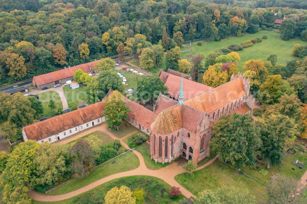 Aerial photograph Chorin - Autumnal discolored vegetation view complex of buildings of the monastery in der Schorfheide in Chorin in the state Brandenburg
