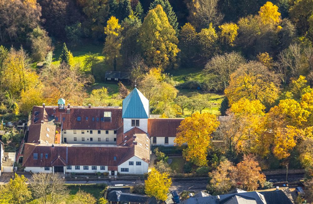 Witten from the bird's eye view: Autumnal discolored vegetation view complex of buildings of the monastery Kloster of Karmelitinnen on street Auf der Klippe in Witten at Ruhrgebiet in the state North Rhine-Westphalia, Germany