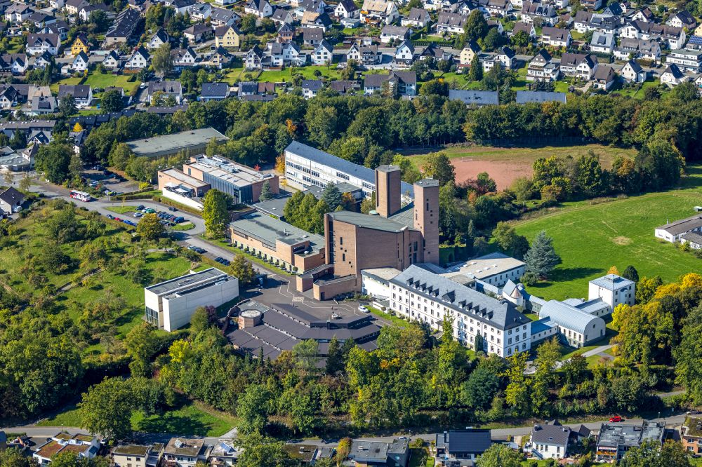 Aerial photograph Meschede - Autumnal discolored vegetation view complex of buildings of the monastery Abtei Koenigsmuenster and of Gymnasium of Benediktiner on Klosterberg in Meschede at Sauerland in the state North Rhine-Westphalia, Germany