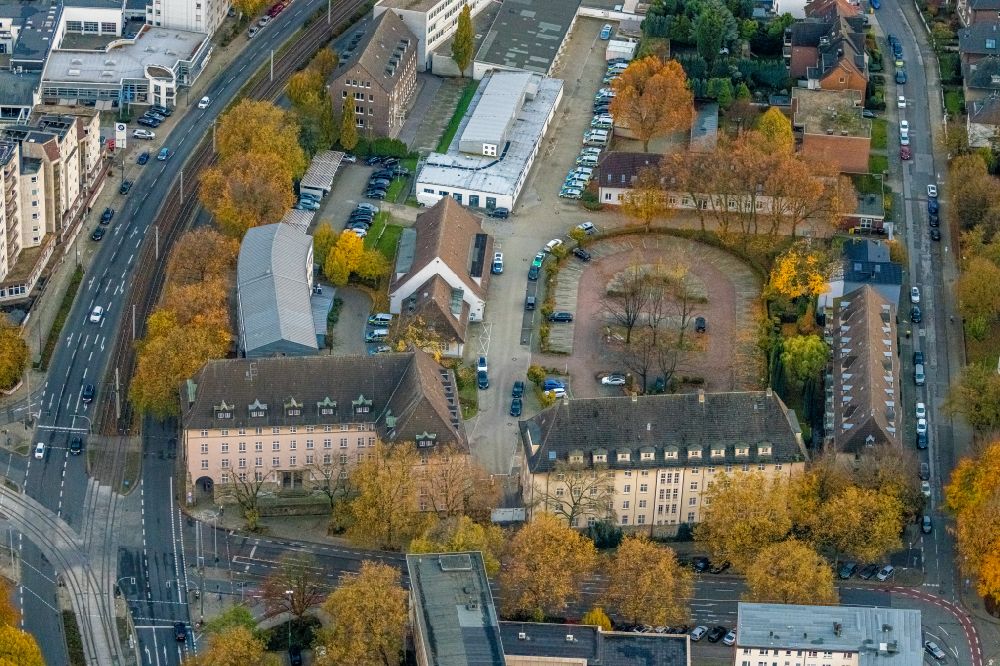 Gelsenkirchen from the bird's eye view: Autumnal discolored vegetation view building complex of the police police headquarters on place Rathausplatz in the district Buer in Gelsenkirchen at Ruhrgebiet in the state North Rhine-Westphalia, Germany