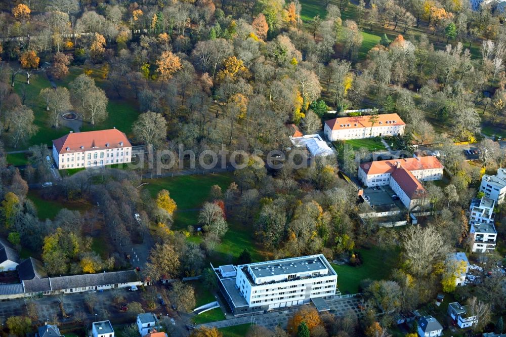 Aerial photograph Berlin - Autumnal discolored vegetation view building complex in the park of the castle Schoenhausen in the district Niederschoenhausen in Berlin, Germany