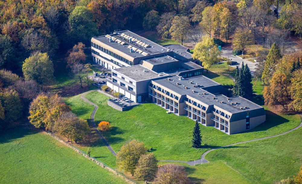 Aerial photograph Dortmund - Autumnal discolored vegetation view building complex of the education and training center AOK NordWest - Bildungszentrum on street Wittbraeucker Strasse in the district Syburg in Dortmund at Ruhrgebiet in the state North Rhine-Westphalia, Germany