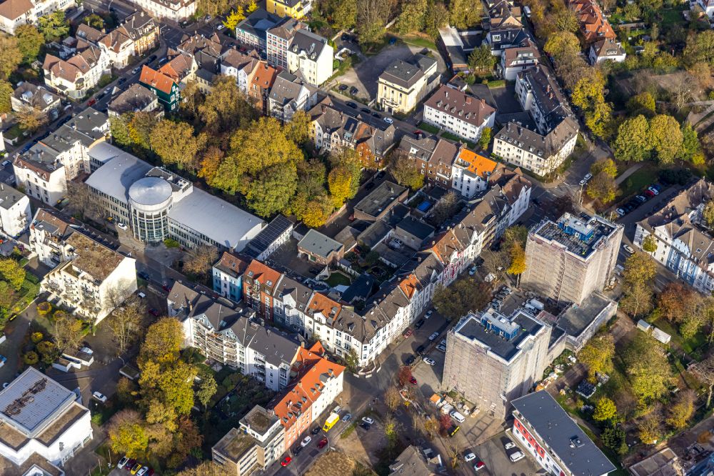 Herne from the bird's eye view: Autumnal discolored vegetation view building complex of the education and training center HARANNI ACADEMIE - Fortbildungszentrum fuer Heilberufe on street Schulstrasse in Herne at Ruhrgebiet in the state North Rhine-Westphalia, Germany