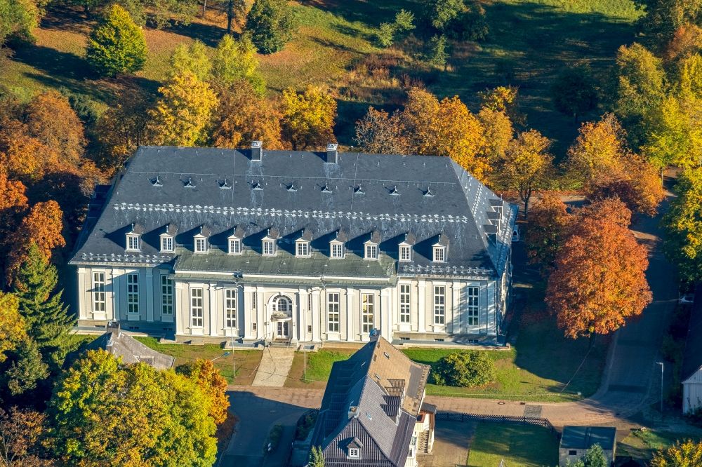 Aerial photograph Clausthal-Zellerfeld - Autumnal discolored vegetation view Building complex of the education and training center Stabsstelle Weiterbildung and Alumnimanagement TU Clausthal in Clausthal-Zellerfeld in the state Lower Saxony, Germany