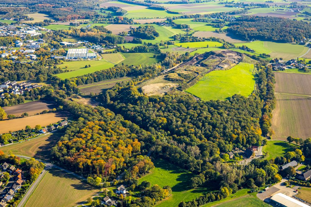 Aerial image Kamp-Lintfort - Autumnal discolored vegetation view site of heaped landfill Eyller Berg in the district Rayen in Kamp-Lintfort at Ruhrgebiet in the state North Rhine-Westphalia, Germany