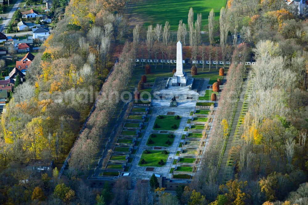 Berlin from the bird's eye view: Autumnal discolored vegetation view Sight and tourism attraction of the historical monument Soviet - Russian memorial in the park of Schoenholzer Heide on Germanenstrasse in the district Wilhelmsruh in Berlin, Germany