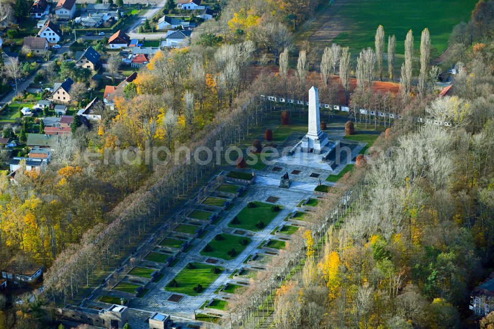 Aerial photograph Berlin - Autumnal discolored vegetation view Sight and tourism attraction of the historical monument Soviet - Russian memorial in the park of Schoenholzer Heide on Germanenstrasse in the district Wilhelmsruh in Berlin, Germany