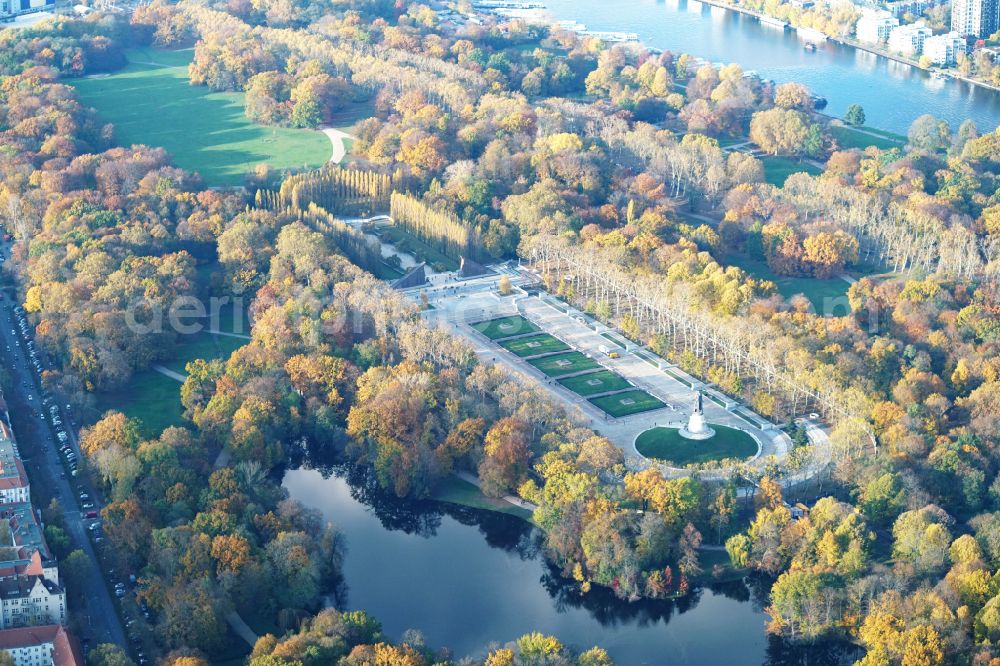 Aerial photograph Berlin - Autumnal discolored vegetation view Tourist attraction of the historic monument Sowjetisches Ehrenmal Treptow in Berlin, Germany