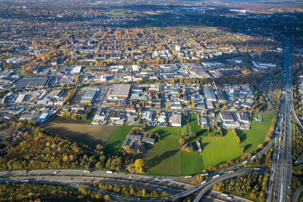 Aerial photograph Duisburg - Autumnal discolored vegetation view industrial estate and company settlement on Theodor-Heuss-Strasse in the district Neumuehl in Duisburg in the state North Rhine-Westphalia, Germany