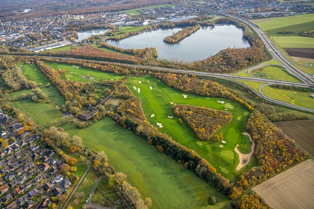 Aerial photograph Duisburg - Autumnal discolored vegetation view golf course Golf & More in the district Huckingen in Duisburg in the Ruhr area in the state North Rhine-Westphalia, Germany