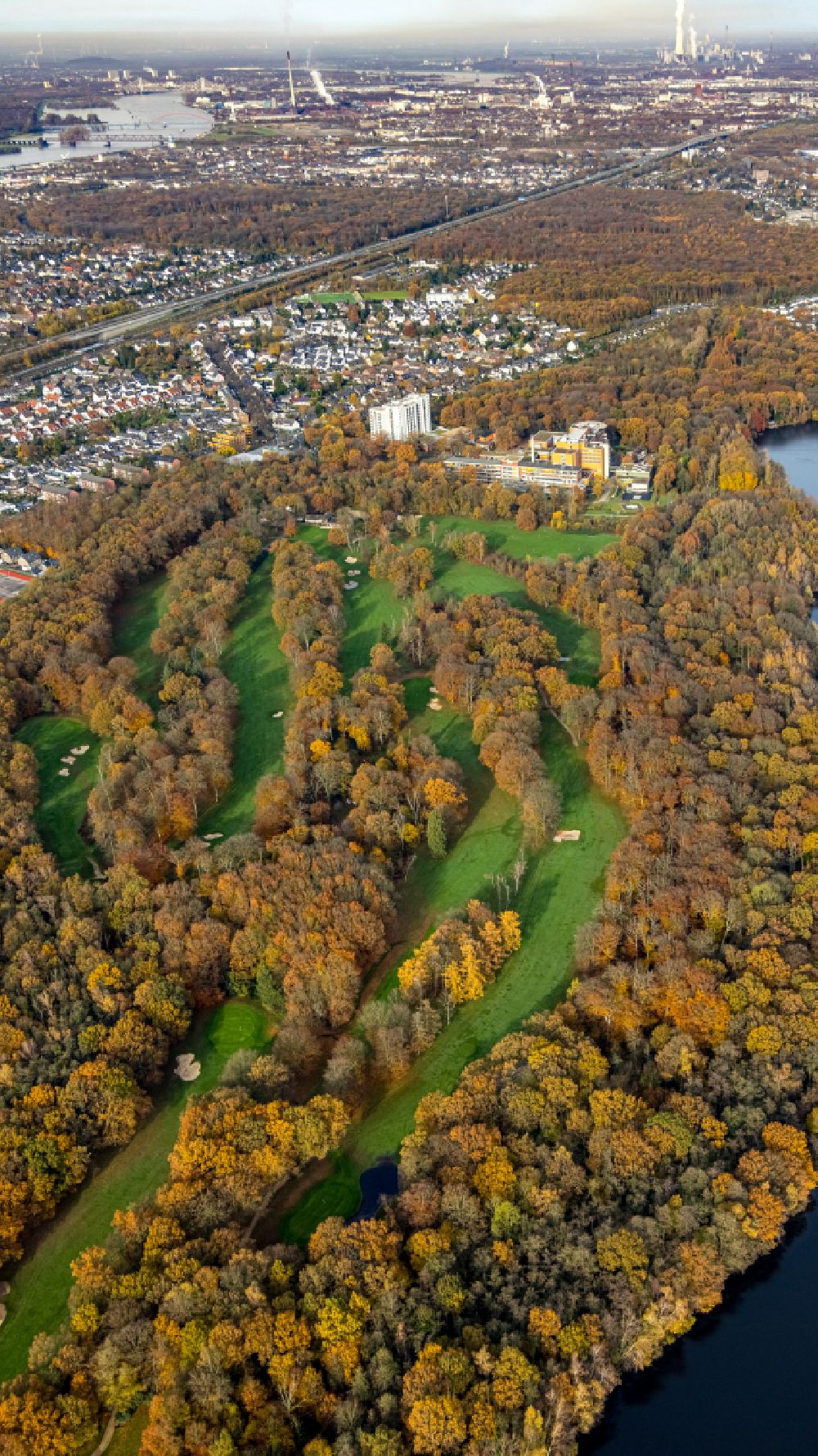 Duisburg from the bird's eye view: Autumnal discolored vegetation view grounds of the Golf course at Niederrheinischer Golfclub e.V. on street Grossenbaumer Allee in the district Grossenbaum in Duisburg at Ruhrgebiet in the state North Rhine-Westphalia, Germany