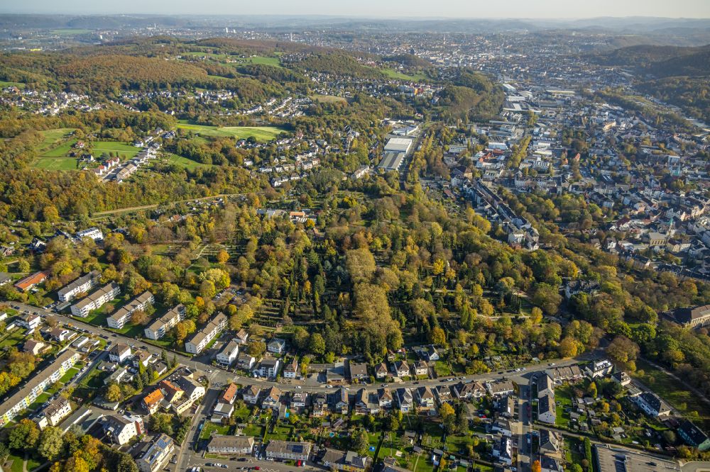 Aerial photograph Hagen - Autumnal discolored vegetation view grave rows on the grounds of the cemetery Evangelischer Friedhof Haspe in Haspe in the state North Rhine-Westphalia, Germany