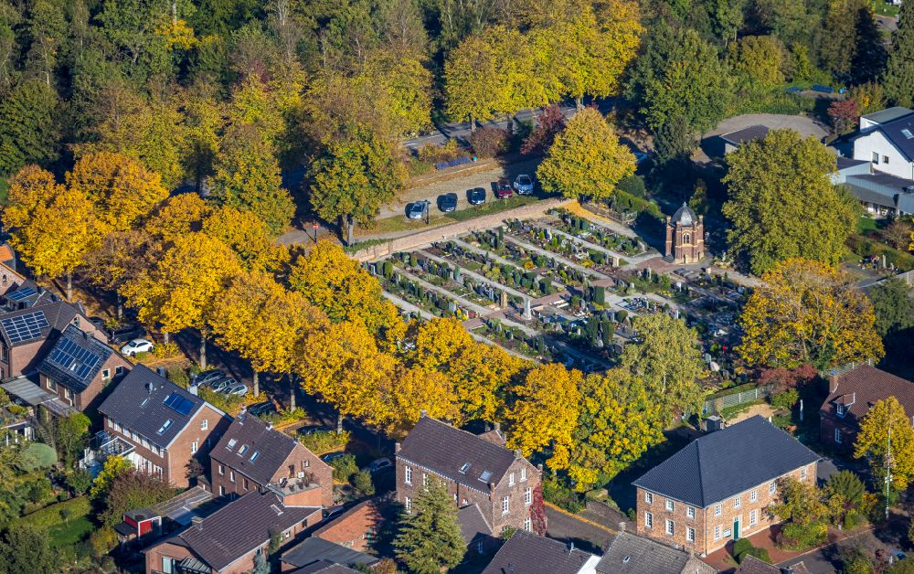 Aerial image Kamp-Lintfort - Autumnal discolored vegetation view grave rows on the grounds of the cemetery Kloster Kamp in the district Niersenbruch in Kamp-Lintfort at Ruhrgebiet in the state North Rhine-Westphalia, Germany