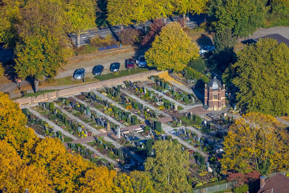 Aerial photograph Kamp-Lintfort - Autumnal discolored vegetation view grave rows on the grounds of the cemetery Kloster Kamp in the district Niersenbruch in Kamp-Lintfort at Ruhrgebiet in the state North Rhine-Westphalia, Germany
