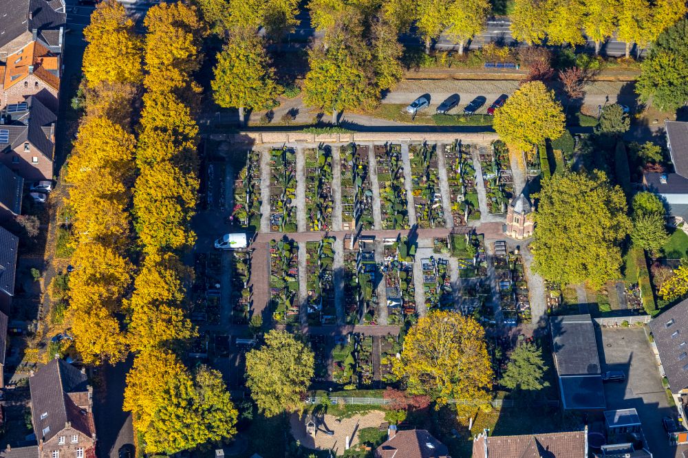 Kamp-Lintfort from above - Autumnal discolored vegetation view grave rows on the grounds of the cemetery Kloster Kamp in the district Niersenbruch in Kamp-Lintfort at Ruhrgebiet in the state North Rhine-Westphalia, Germany