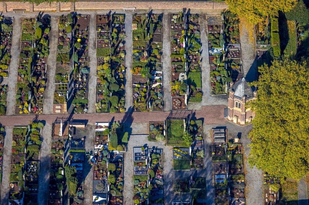Kamp-Lintfort from above - Autumnal discolored vegetation view grave rows on the grounds of the cemetery Kloster Kamp in the district Niersenbruch in Kamp-Lintfort at Ruhrgebiet in the state North Rhine-Westphalia, Germany