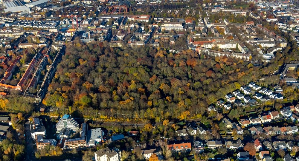 Aerial photograph Dortmund - Autumnal discolored vegetation view grave rows on the grounds of the cemetery Ostfriedhof in Dortmund in the state North Rhine-Westphalia, Germany