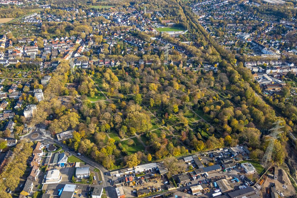 Aerial photograph Gelsenkirchen - Autumnal discolored vegetation view grave rows on the grounds of the cemetery Suedfriedhof Gelsenkirchen on street Guennigfelder Strasse in the district Ueckendorf in Gelsenkirchen at Ruhrgebiet in the state North Rhine-Westphalia, Germany