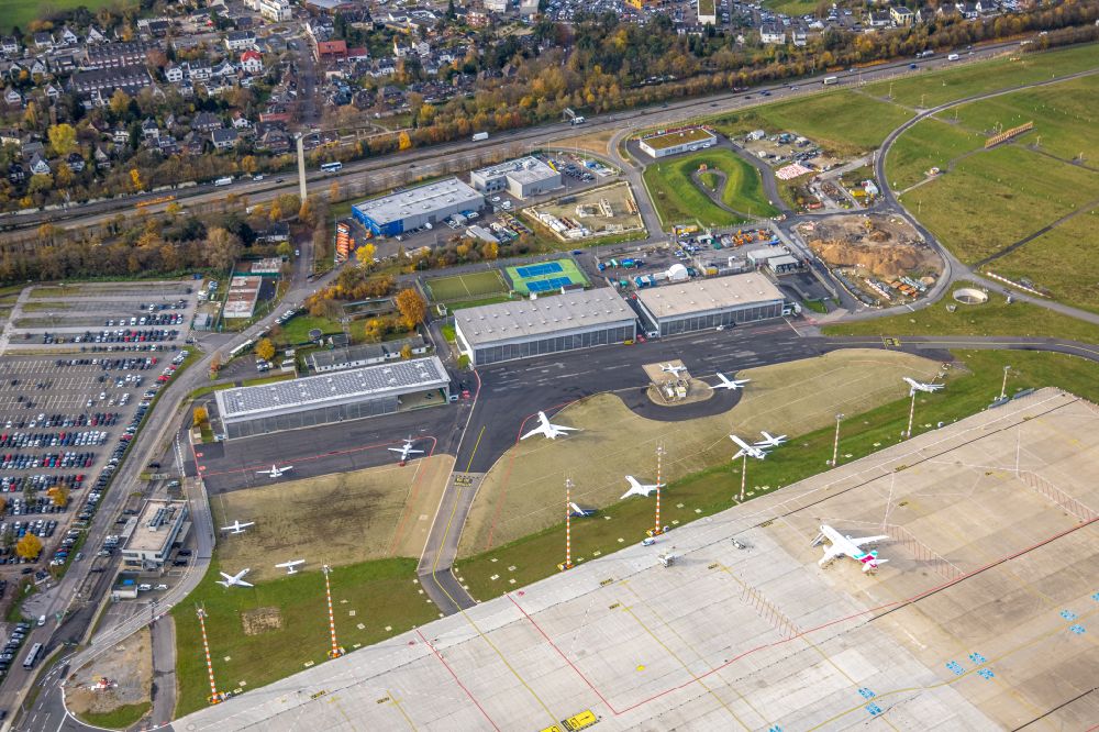 Düsseldorf from the bird's eye view: Autumnal discolored vegetation view hangar equipment and aircraft hangars for aircraft maintenance on airport Duesseldorf on street Flughafenstrasse in Duesseldorf at Ruhrgebiet in the state North Rhine-Westphalia, Germany