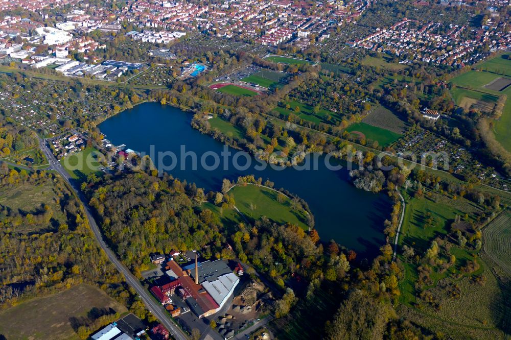 Aerial image Göttingen - Autumnal discolored vegetation view autumnal discolored vegetation view city view of the downtown area on the shore areas of Kiessee in Goettingen in the state Lower Saxony, Germany
