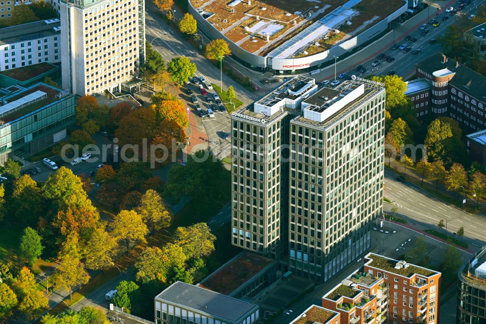 Aerial photograph Hamburg - Autumnal discolored vegetation view high-rise skyscraper building and bank administration of the financial services company Commerzbank on Luebeckertordamm corner Sechslingspforte in the district Sankt Georg in Hamburg, Germany