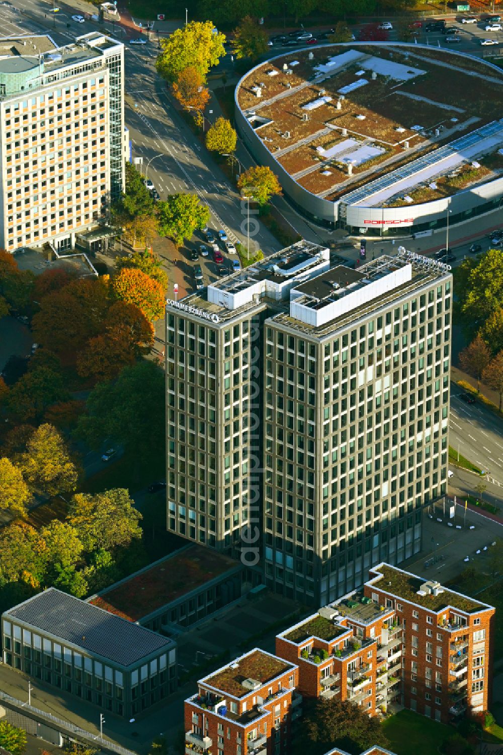 Hamburg from above - Autumnal discolored vegetation view high-rise skyscraper building and bank administration of the financial services company Commerzbank on Luebeckertordamm corner Sechslingspforte in the district Sankt Georg in Hamburg, Germany