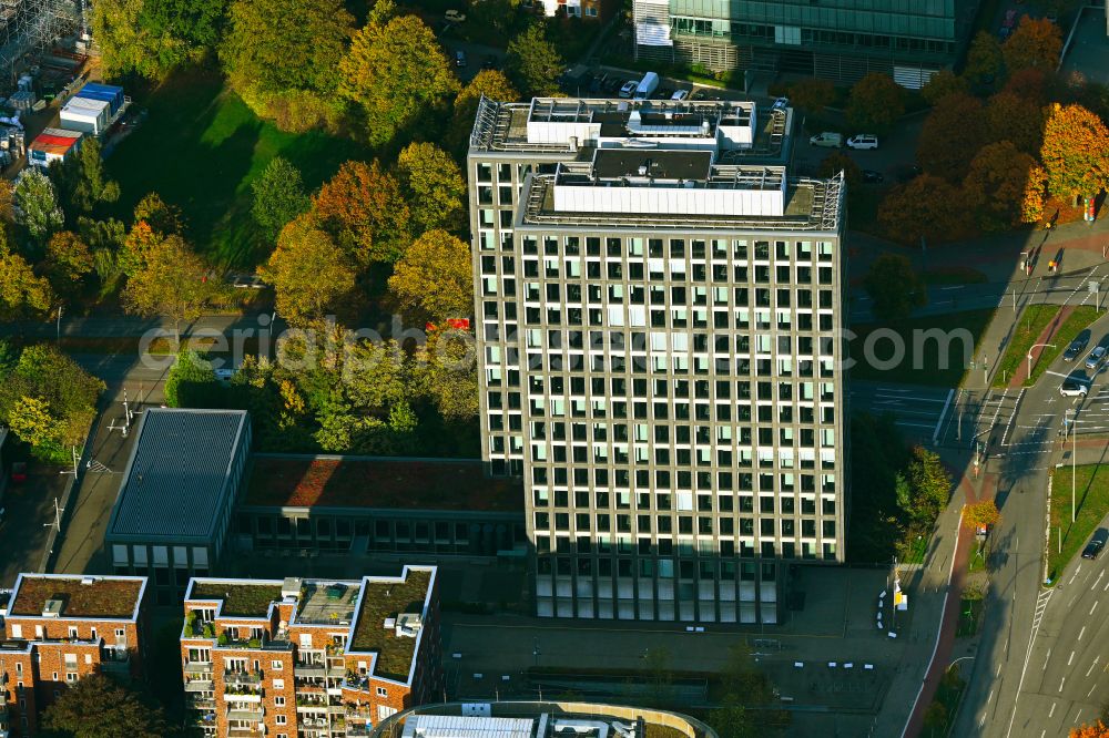 Hamburg from the bird's eye view: Autumnal discolored vegetation view high-rise skyscraper building and bank administration of the financial services company Commerzbank on Luebeckertordamm corner Sechslingspforte in the district Sankt Georg in Hamburg, Germany