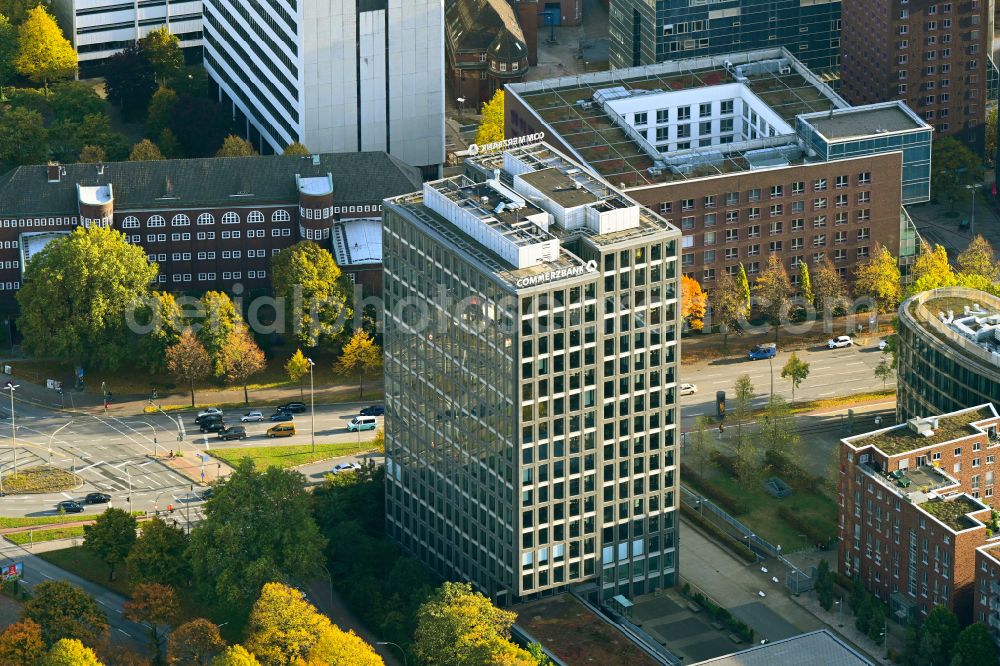 Hamburg from above - Autumnal discolored vegetation view high-rise skyscraper building and bank administration of the financial services company Commerzbank on Luebeckertordamm corner Sechslingspforte in the district Sankt Georg in Hamburg, Germany