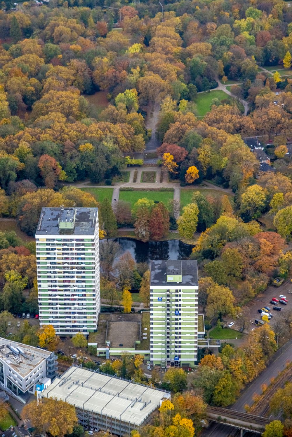 Aerial photograph Gelsenkirchen - Autumnal discolored vegetation view high-rise building on street Am Stadtgarten in the district Altstadt in Gelsenkirchen at Ruhrgebiet in the state North Rhine-Westphalia, Germany