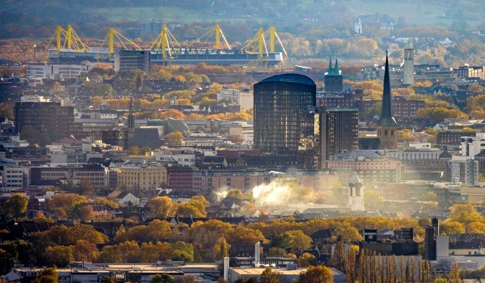 Aerial photograph Dortmund - Autumnal discolored vegetation view high-rise buildings RWE Tower at the road Freistuhl in Dortmund in the state North Rhine-Westphalia