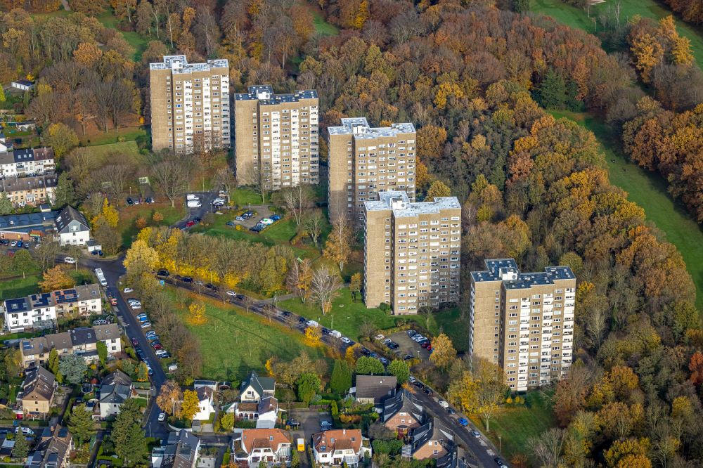 Duisburg from above - Autumnal discolored vegetation view high-rise building in the residential area on street Am Golfplatz in the district Grossenbaum in Duisburg at Ruhrgebiet in the state North Rhine-Westphalia, Germany