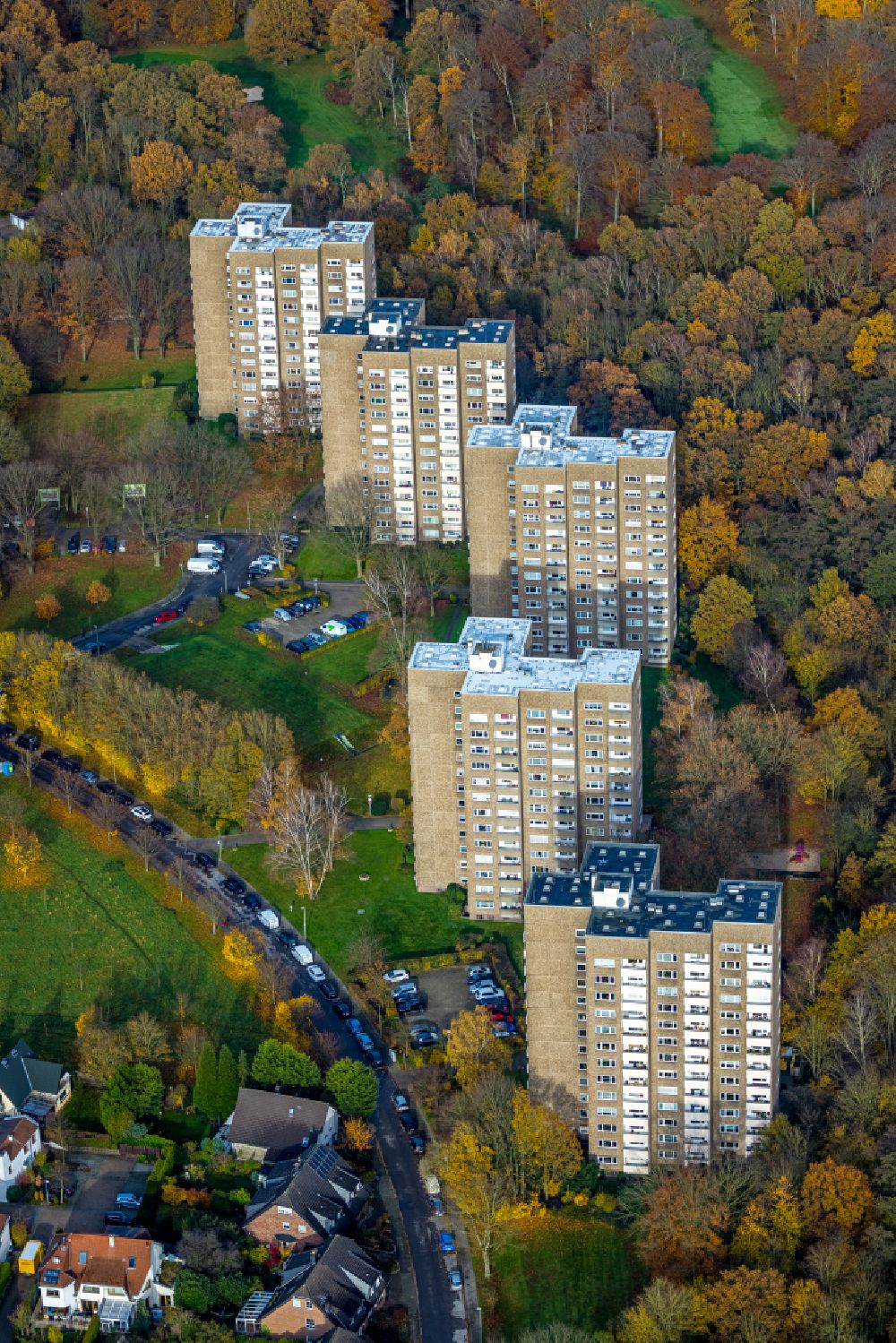 Duisburg from the bird's eye view: Autumnal discolored vegetation view high-rise building in the residential area on street Am Golfplatz in the district Grossenbaum in Duisburg at Ruhrgebiet in the state North Rhine-Westphalia, Germany