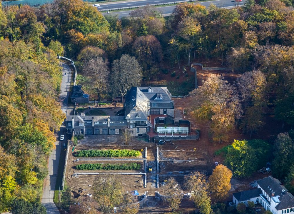 Hagen from the bird's eye view: Autumnal discolored vegetation view hohenhof- Art Nouveau- Mansion of Osthaus Museum on Stirnband street in Hagen at Ruhrgebiet in the state of North Rhine-Westphalia