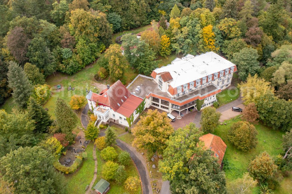 Aerial photograph Chorin - Autumnal discolored vegetation view complex of the hotel building Hotel Haus Chorin in Chorin in the state Brandenburg, Germany