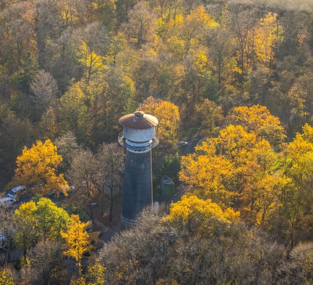 Aerial image Moers - Autumnal discolored vegetation view building of industrial monument water tower of the Vinner Wasserturm on Vinner Strasse in Moers in the state North Rhine-Westphalia, Germany