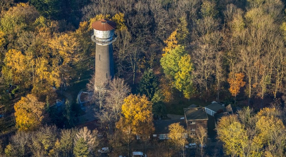 Moers from above - Autumnal discolored vegetation view building of industrial monument water tower of the Vinner Wasserturm on Vinner Strasse in Moers in the state North Rhine-Westphalia, Germany