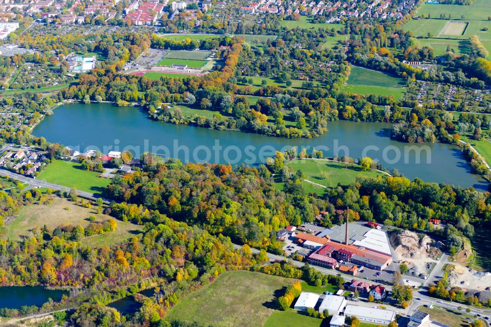 Aerial image Göttingen - Autumnal discolored vegetation view city view of the downtown area on the shore areas of Kiessee in Goettingen in the state Lower Saxony, Germany