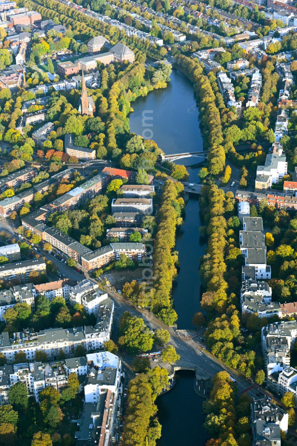 Hamburg from the bird's eye view: Autumnal discolored vegetation view canal course and shore areas of the connecting canal Mundsburger Kanal in the district Uhlenhorst in Hamburg, Germany